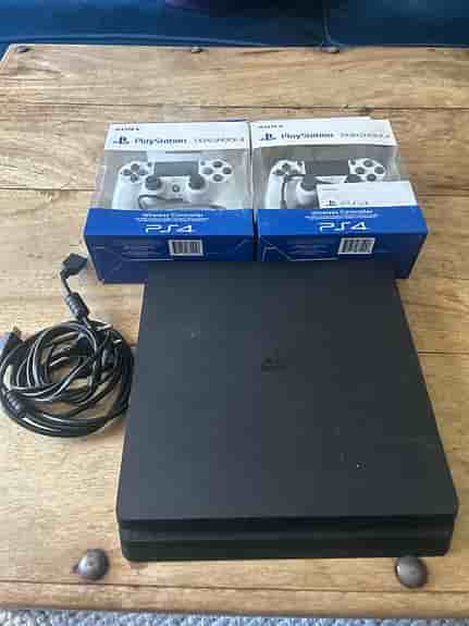 Sony Playstation 4 1TB spelkonsol med två DualShock 4 handkontroller