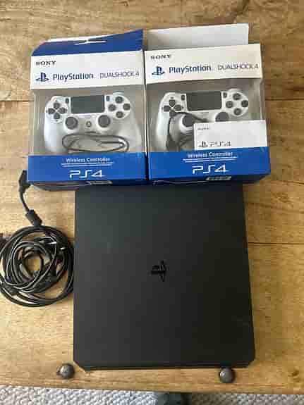 Sony Playstation 4 1TB spelkonsol med två DualShock 4 handkontroller