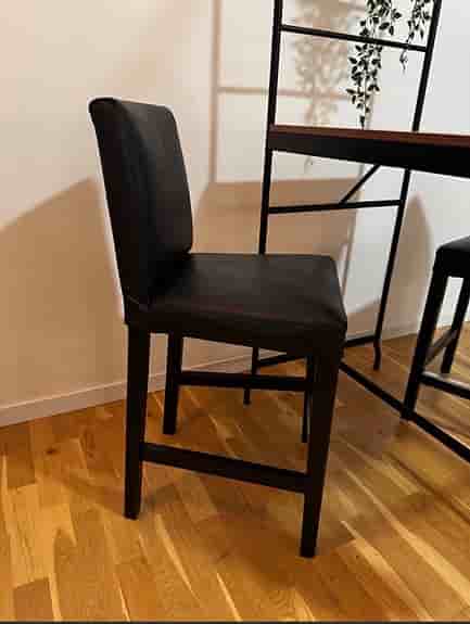 Barbord + 2 stolar – modern stil, mycket bra skick