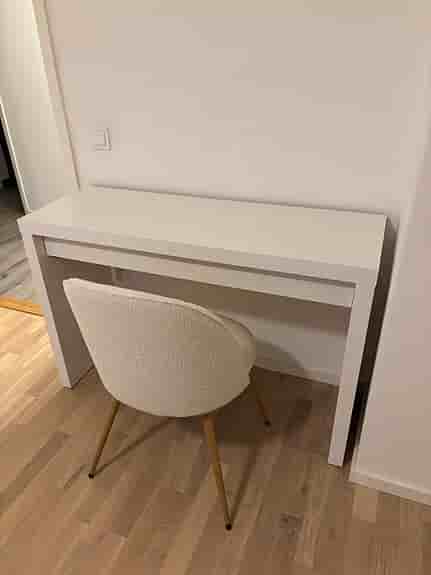 IKEA Malm Sminkbord och beige stol