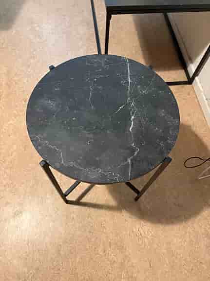 Stilrena bord i marmor och svart metall - 2 st för 400 kr!