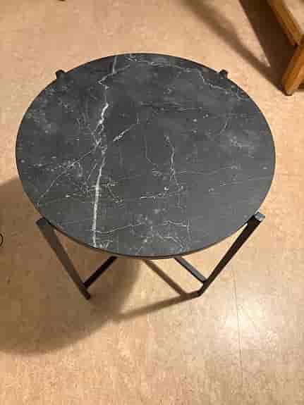 Stilrena bord i marmor och svart metall - 2 st för 400 kr!