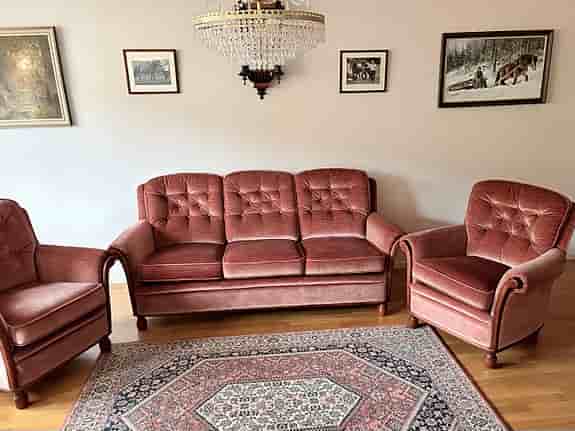 Bröderna Anderssons soffgrupp i rosa sammet och bord i mahogny