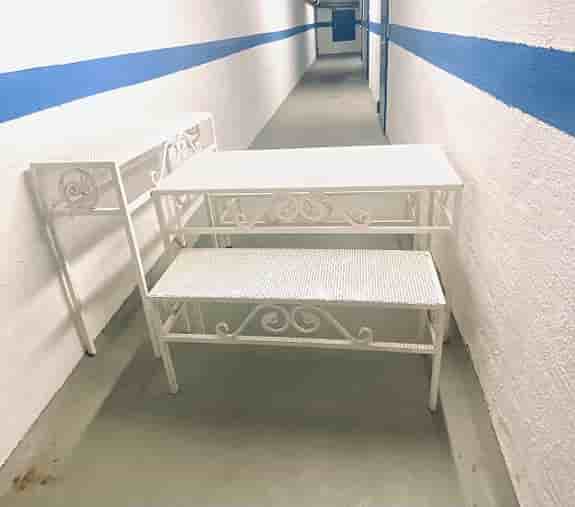 Vackra vita, gjutgärnsmöbler för trädgård, trädgårdsdäck eller veranda!