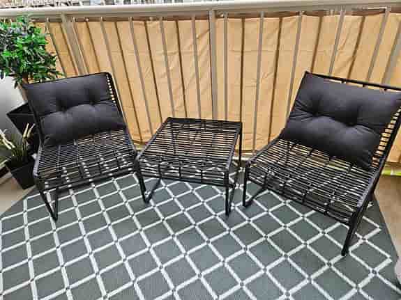 Svarta utemöbler (2 loungestolar + 2 bord/fotpallar)