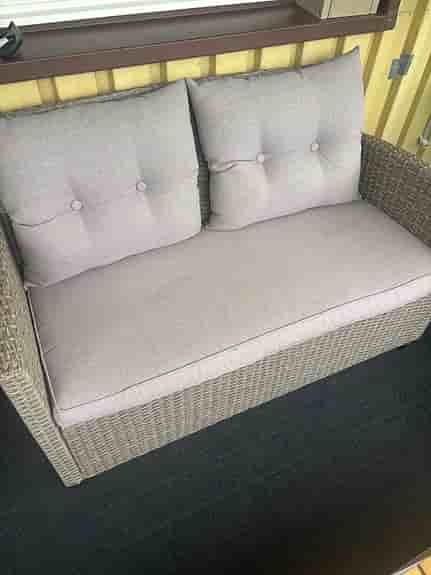 Utemöbelgrupp soffa fåtölj bord konstrotting beige träskiva