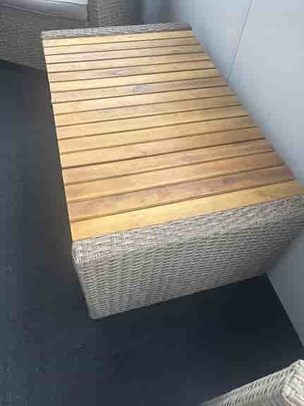 Utemöbelgrupp soffa fåtölj bord konstrotting beige träskiva