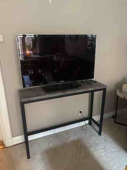 Samsung TV 43” – tunn modell, fint skick (sideboard ingår)