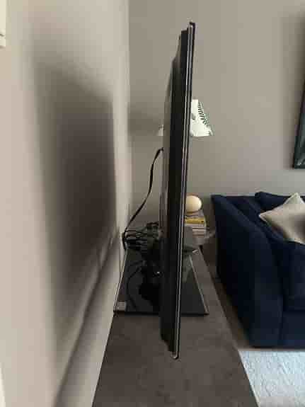 Samsung TV 43” – tunn modell, fint skick (sideboard ingår)