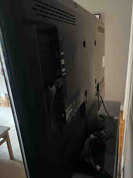 Samsung TV 43” – tunn modell, fint skick (sideboard ingår)