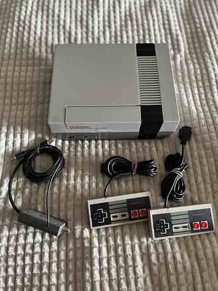 Nintendo NES 8-bit spelkonsol grå med två handkontroller