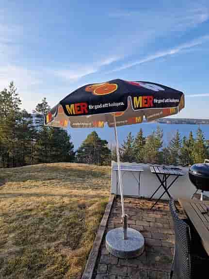 MER parasoll svart med fruktmotiv 180cm