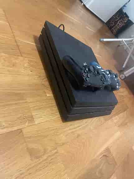 Sony Playstation 4 Pro spelkonsol svart med två handkontroller