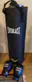Everlast boxsäck svart med upphängning och boxhandskar Fighter Pro svart