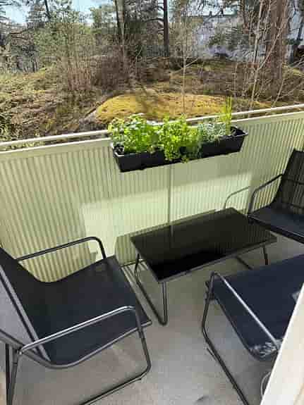 Trädgårdsmöbelset balkongset med två stolar bänk och glasbord svart