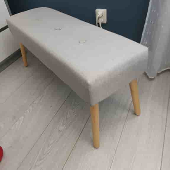 Bänk ljusgrå tyg med träben