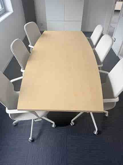 IKEA konferensbord med stolar trä ljusgrå