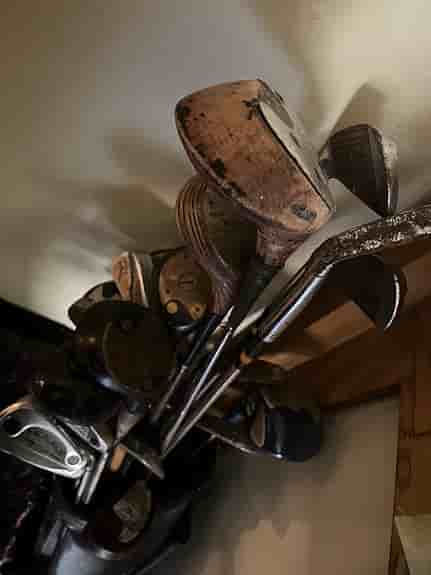 Diverse vintage (50-60 tal)golfklubbor plus golfbag