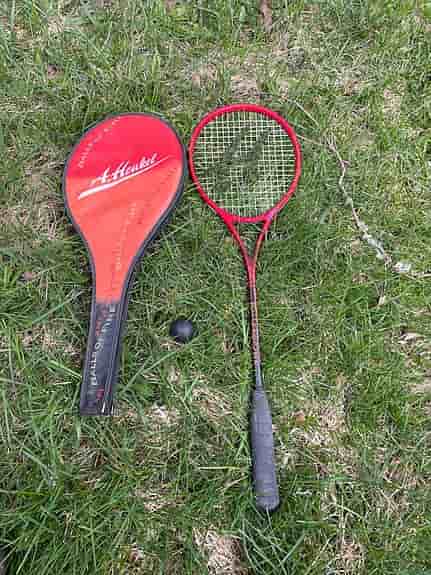 A. Henkel Balls of Fire squash racket röd i kolfiber