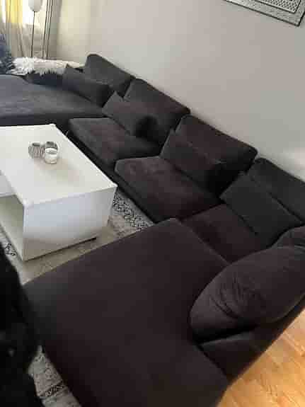 5 sits mörkbrun soffa.