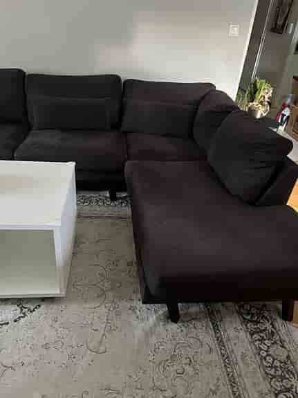 5 sits mörkbrun soffa.