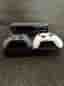Xbox One X med handkontroller och Ny Kinnect