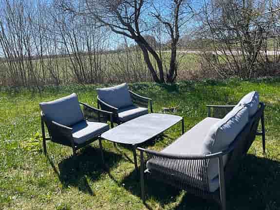 Utegrupp med soffa, två fåtöljer och bord.