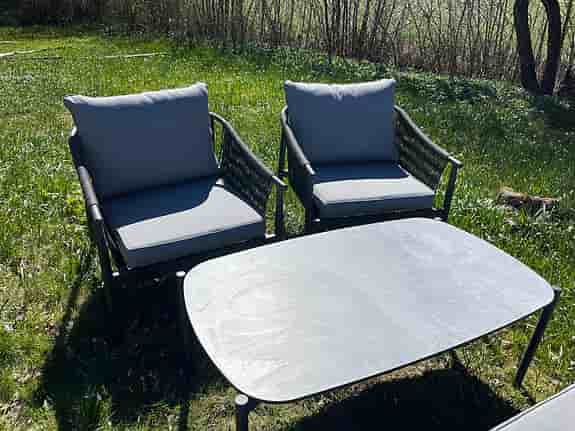 Utegrupp med soffa, två fåtöljer och bord.