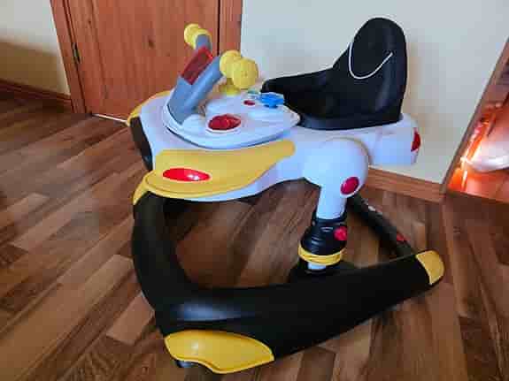 Babyseat Lekstol Speedway i svart och gult.