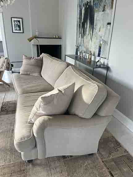 Trevlig beige soffa i Howard-stil