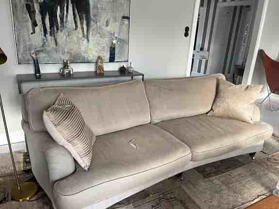 Trevlig beige soffa i Howard-stil