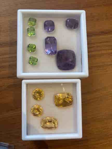 Naturliga ädelstenar Citrin (gul) Ametist (lilla) och Peridot (grön)