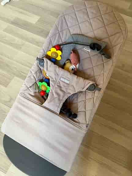 Babybjörn babysitter med 2 leksaksbågar