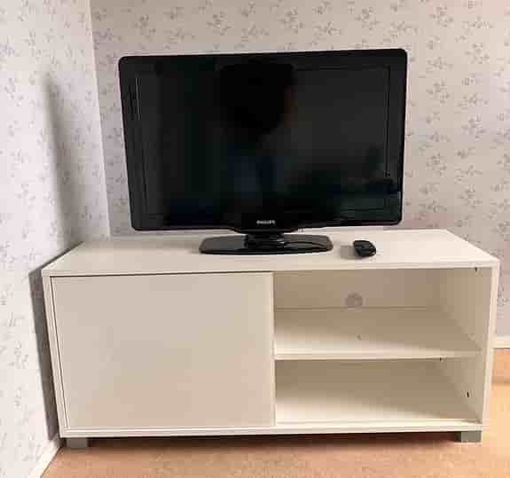 Vit Tv-bänk + 32 Tum Philips 1080p Full HD TV