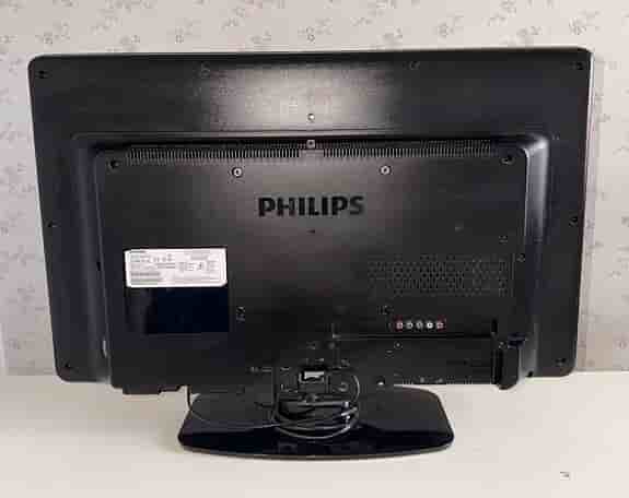 Vit Tv-bänk + 32 Tum Philips 1080p Full HD TV