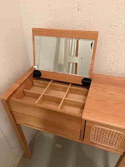 Sminkbord i Ek