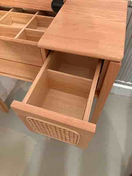 Sminkbord i Ek