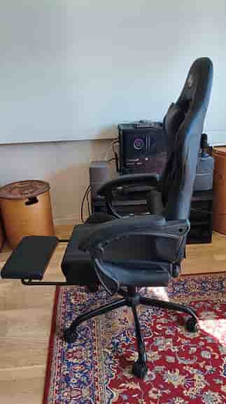 Svart gamingstol med fotstöd och armstöd