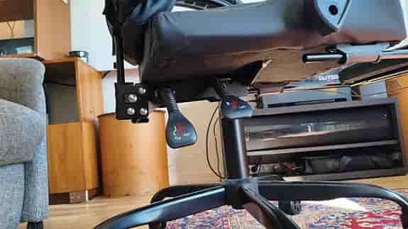 Svart gamingstol med fotstöd och armstöd