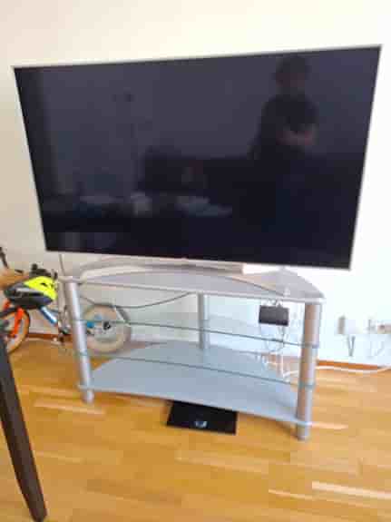 LG 55” 4K Smart TV + TV-bänk säljes