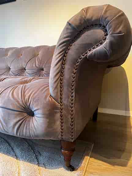 Grå chesterfield soffa i sammet