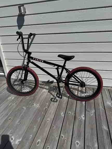 Stolen Casino 20” BMX Freestyle Bike (21” – Black/Blood Red)