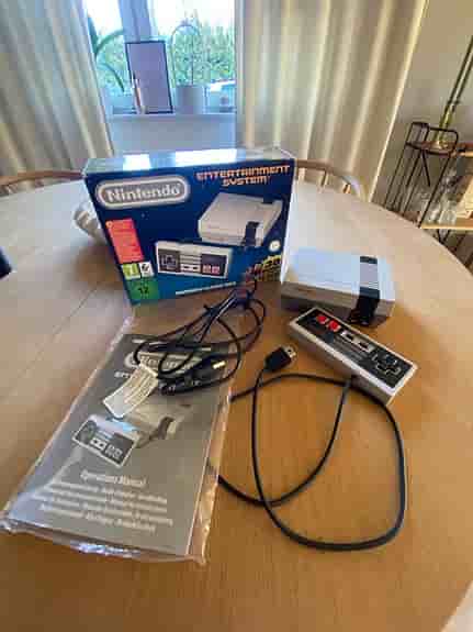 Nintendo NES 8-bit spelkonsol med handkontroll