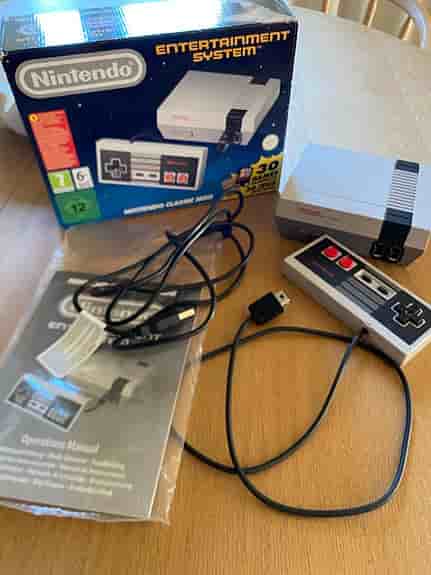 Nintendo NES 8-bit spelkonsol med handkontroll