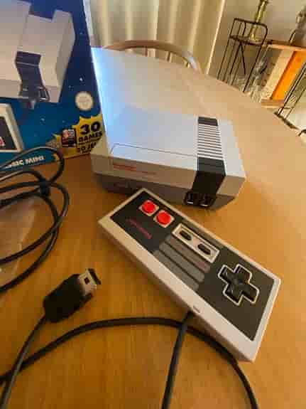 Nintendo NES 8-bit spelkonsol med handkontroll