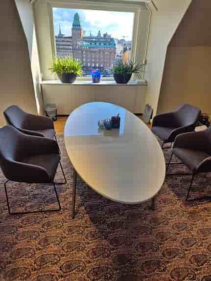 Stilrent konferensbord 240 cm + 4 designstolar – premium känsla
