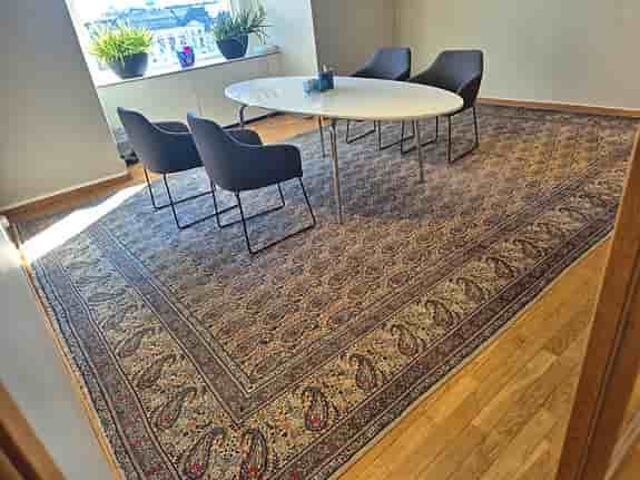 Stilrent konferensbord 240 cm + 4 designstolar – premium känsla