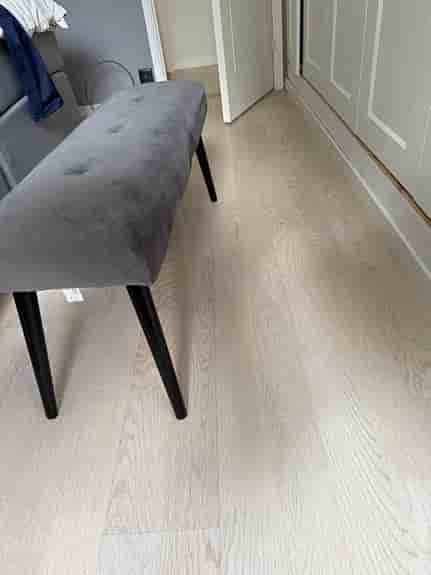Grå sammetsbänk