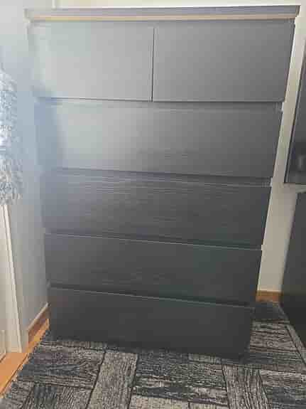 IKEA byrå med flera lådor i mörk träfärg