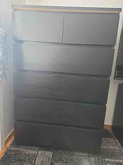 IKEA byrå med flera lådor i mörk träfärg